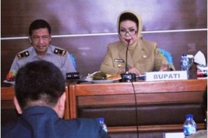 Bupati Kuningan, Hj Utje CH Suganda saat menghadiri Sidang Pertimbangan Landreform.